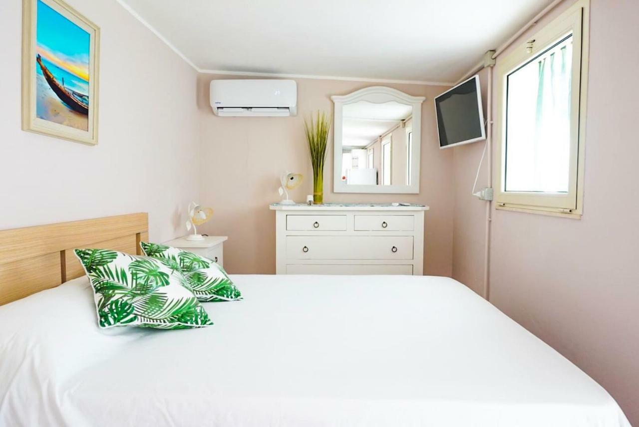 Villa Aurelia - Modern Seafront Studio Apartment Flumini di Quartu Eksteriør bilde