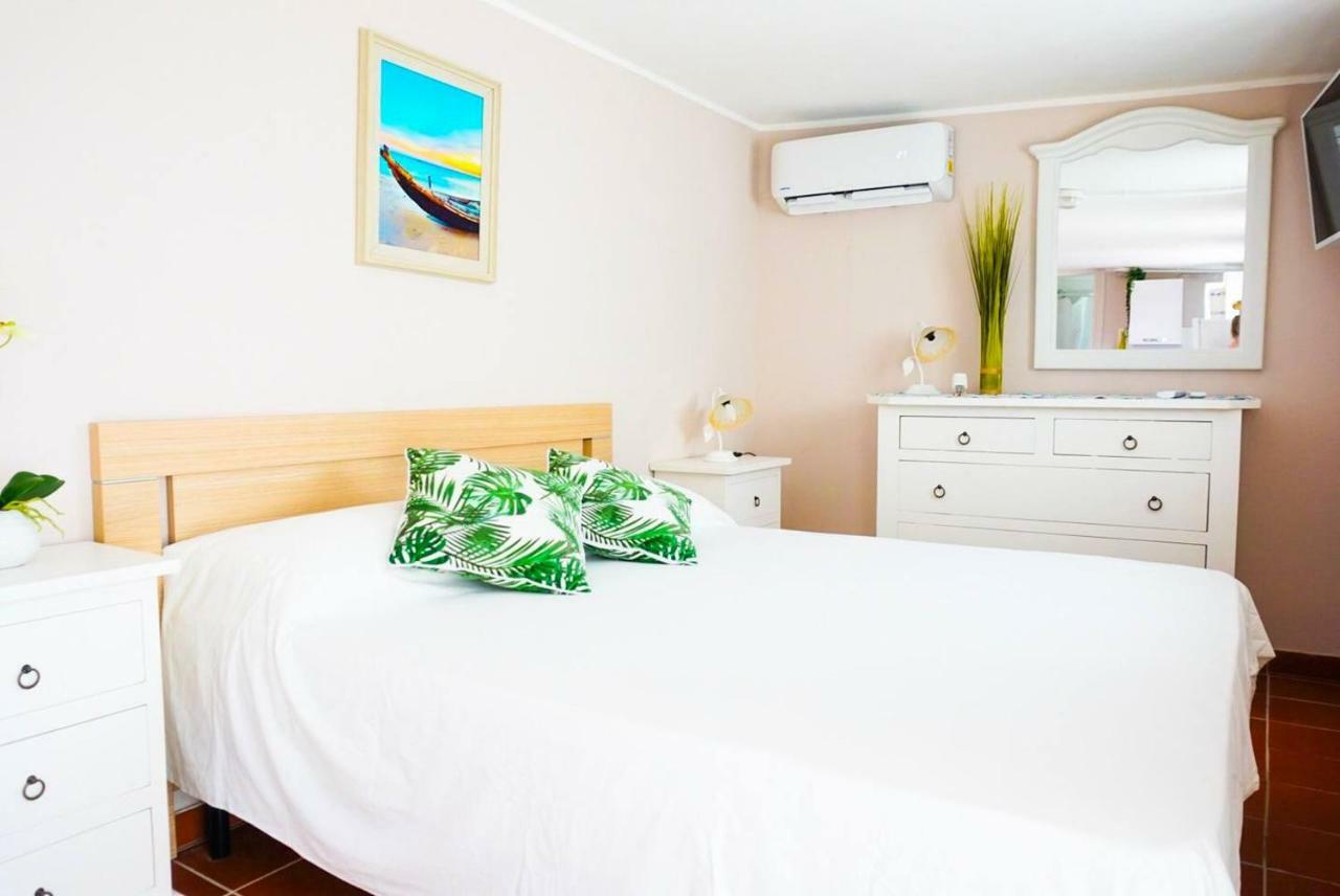 Villa Aurelia - Modern Seafront Studio Apartment Flumini di Quartu Eksteriør bilde